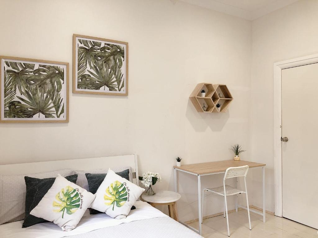 Un dormitorio con una cama y una mesa pequeña. en Serene Double Studio - Mins to Station & UNSW, en Sídney