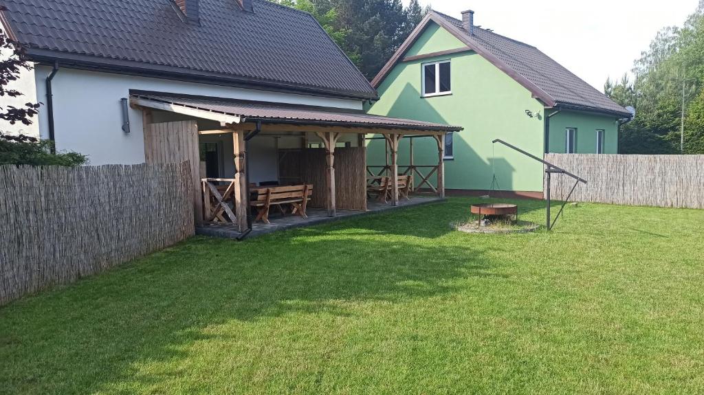 Vonkajšia záhrada v ubytovaní Apartameny Wiktoria i Nikola w Karwiku