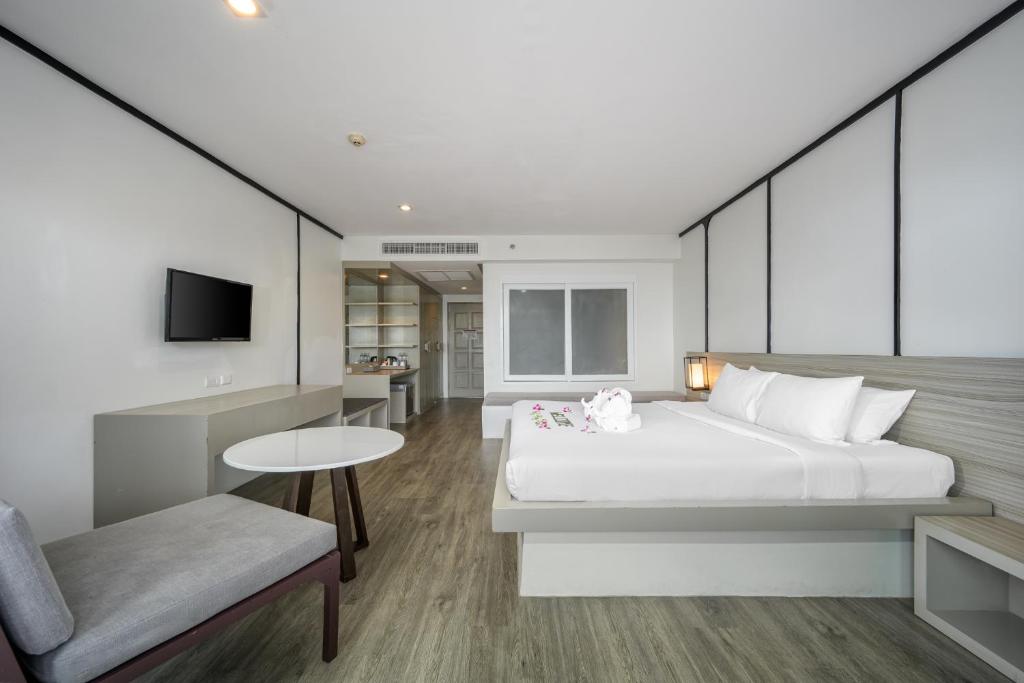 TV a/nebo společenská místnost v ubytování Andamantra Resort and Villa Phuket - SHA Extra Plus