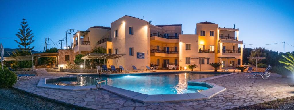 una grande casa con una piscina di fronte di Apartments Hotel & Studios, Xifoupolis a Monemvasía