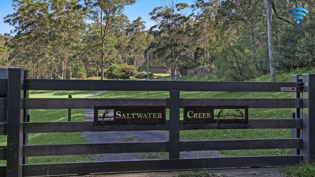 uma cerca num parque com um campo de golfe em Saltwater Creek em Bundannon