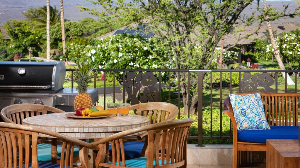 - une table avec une assiette de fruits sur une terrasse dans l'établissement PLUMERIA HALE Exquisite 4BR KaMilo Home with Bikes and Beach Gear, à Waikoloa