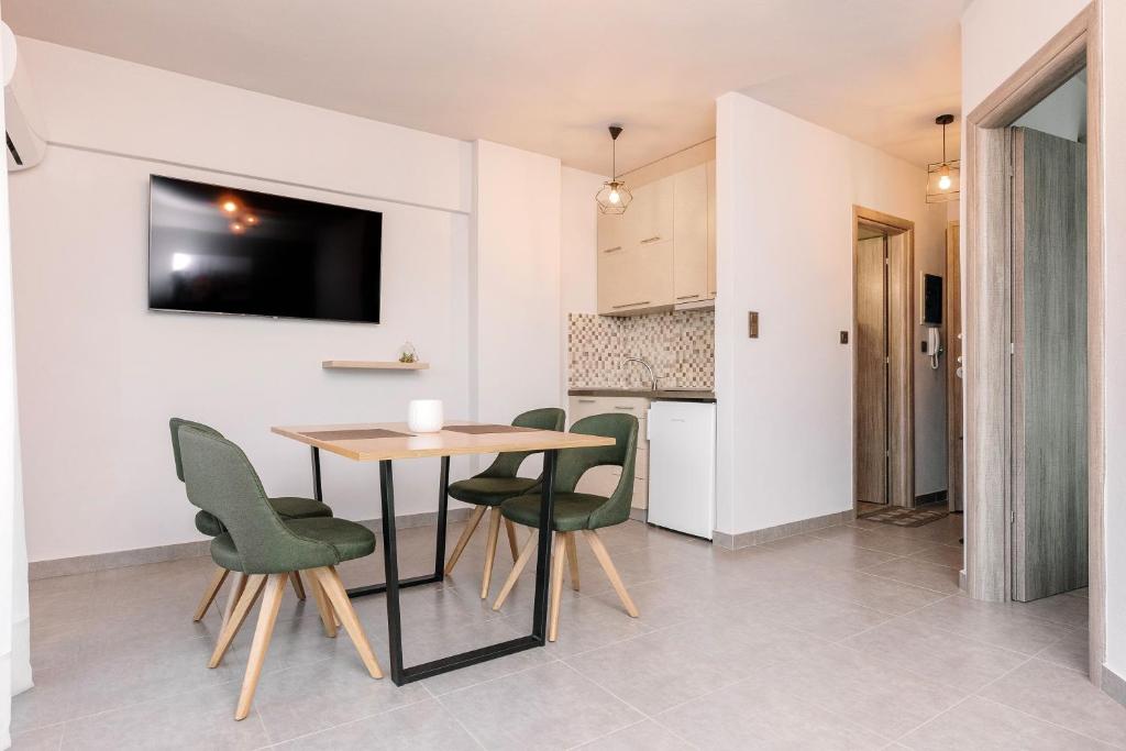 een keuken en eetkamer met een tafel en stoelen bij FAOS Properties in Kavala