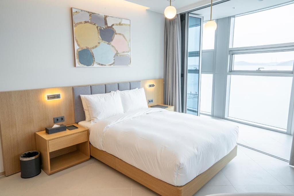 Postel nebo postele na pokoji v ubytování WAVEM HOTEL west
