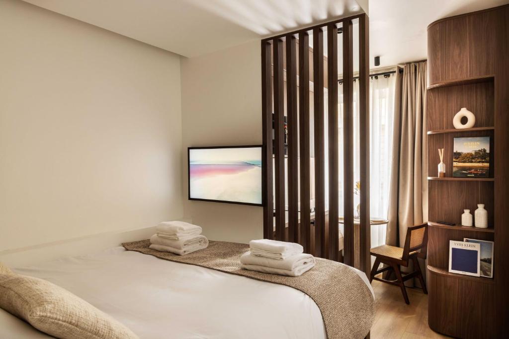 une chambre avec un lit avec des serviettes dessus dans l'établissement Magnificent Studio with A-C - 2P - Champs-Élysées, à Paris