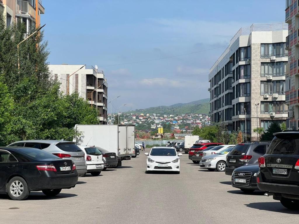 un mucchio di macchine parcheggiate in un parcheggio di Думан-2 a Almaty