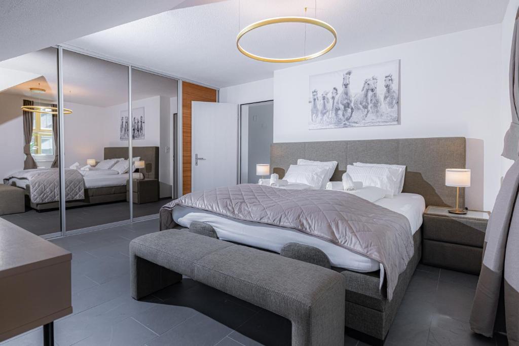 una camera con un grande letto e uno specchio di EH Apartments Uranus a Flims