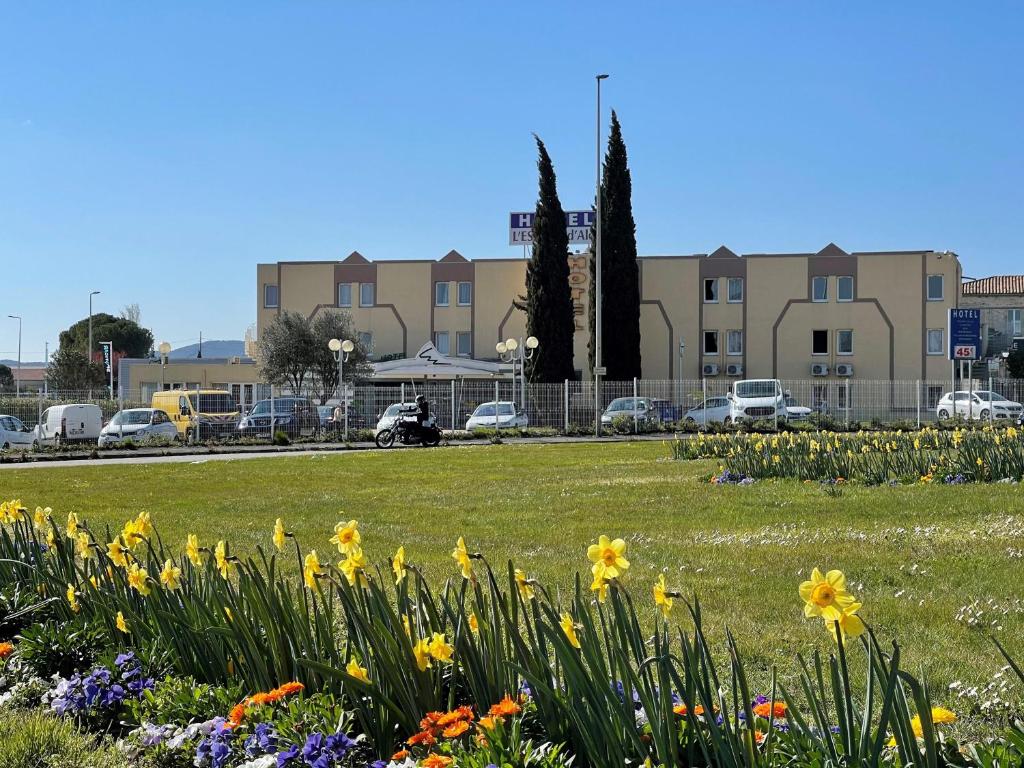 a field of flowers in front of a building at L'Escale d'Al&egrave;s HOTEL in Al&egrave;s