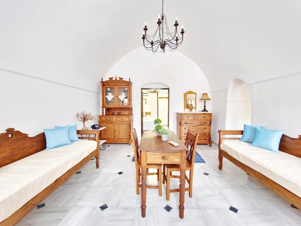 Posezení v ubytování Karpimo Vineyard Villa with Heated Pool