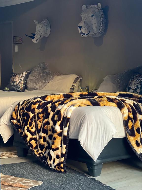 Postel nebo postele na pokoji v ubytování Simba Safaris African Pride Exotic Lodge