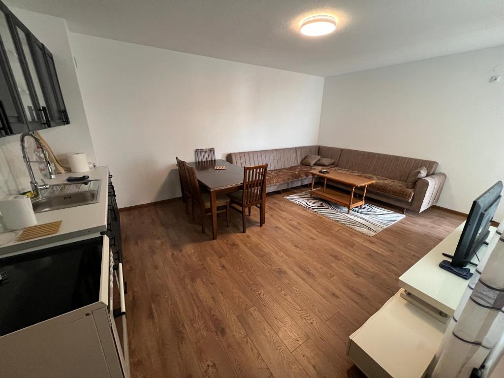 uma sala de estar com um sofá e uma mesa em Apartment në qendër të Gjilanit em Gjilan