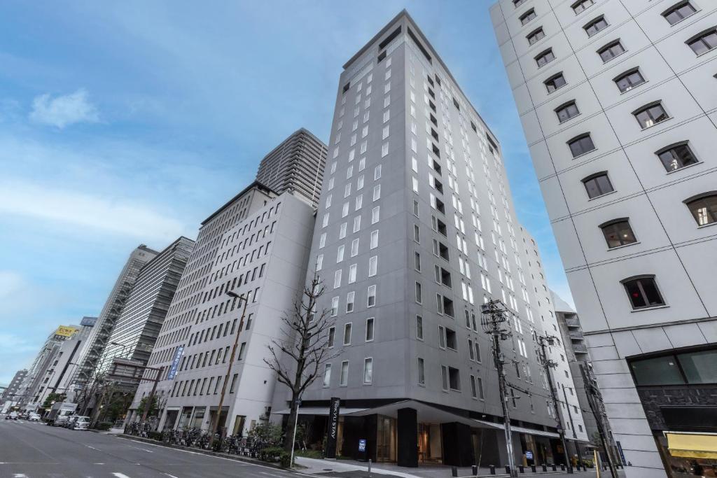 大阪的住宿－Tokyu Stay Osaka Hommachi，街道边高大的白色建筑