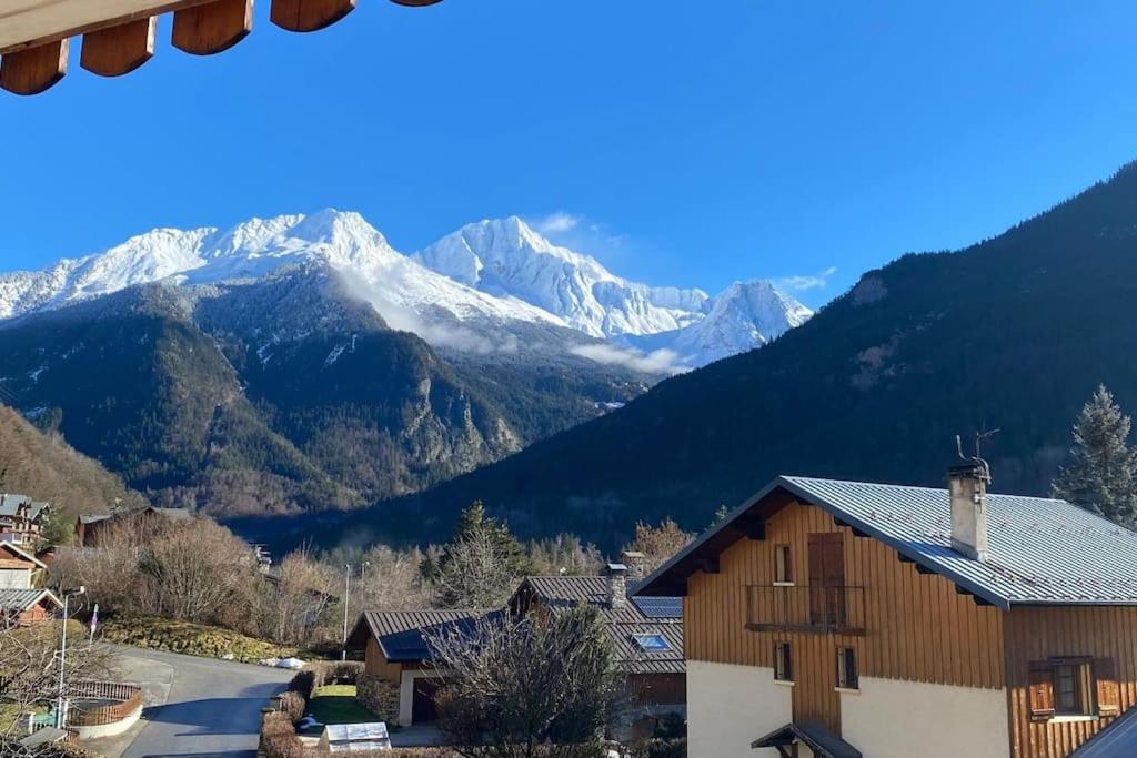 a view of snow covered mountains from a house at Magnifique 3 Pièces 60m2 central et proximité du lac in Bozel