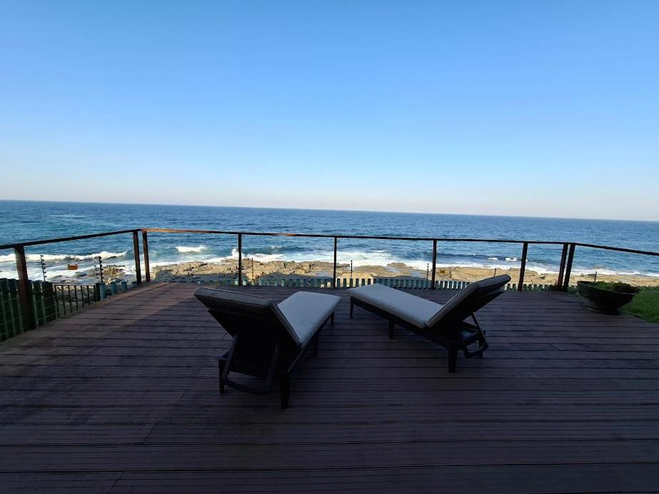 - une terrasse en bois avec une table et des chaises sur la plage dans l'établissement Beachfront Paradise, à Tinley Manor