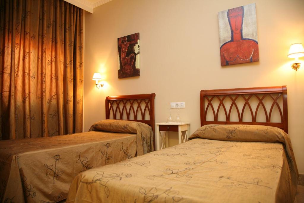 una habitación de hotel con 2 camas en una habitación en Hotel Torre del Oro en La Rinconada