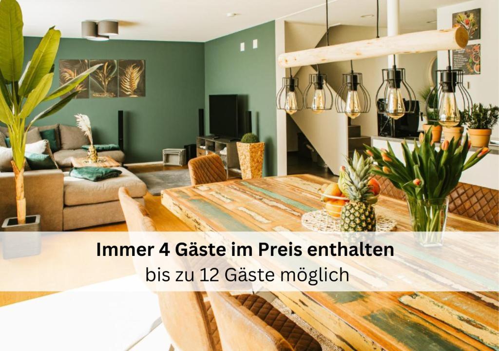uma sala de estar com uma mesa e um sofá em Ferienhausträume Oase Bodensee em Kreuzlingen