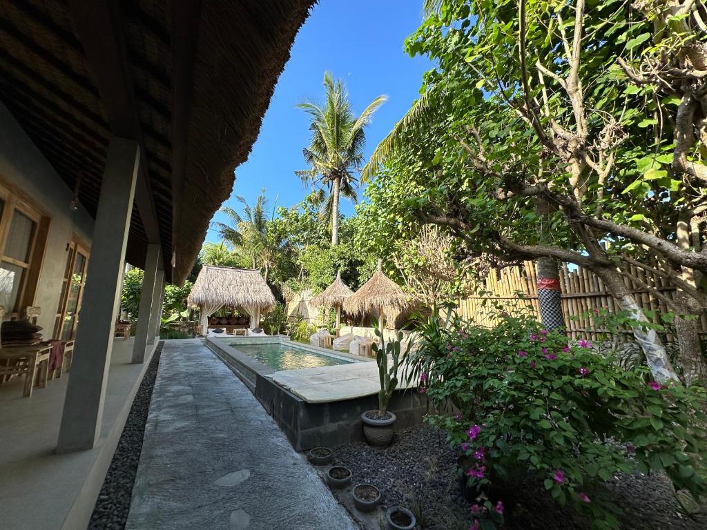 un resort con piscina e alcuni alberi di Golden Garuda Cottages at Diamond Beach Hills a Nusa Penida