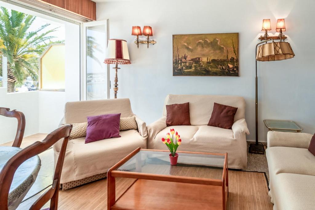 Posezení v ubytování Port Llançà 30 - apartamento primera línea mar