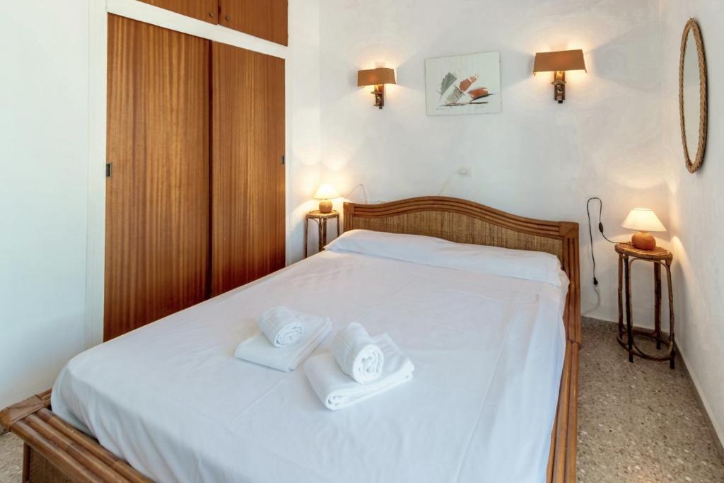 Postel nebo postele na pokoji v ubytování Port Llançà 30 - apartamento primera línea mar