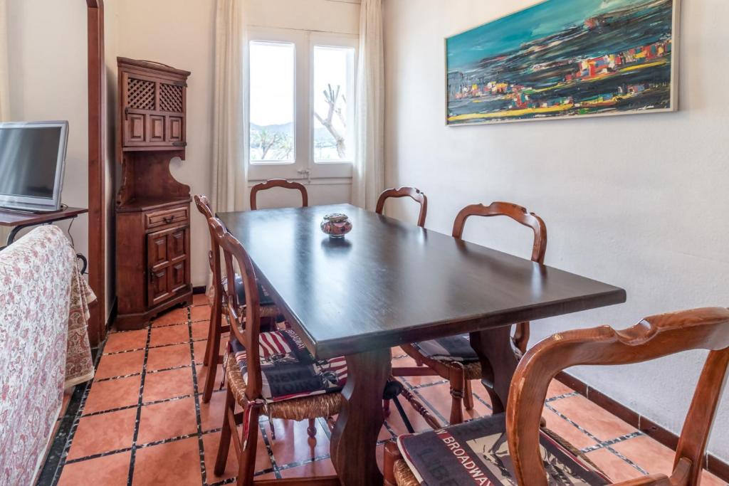 TV a/nebo společenská místnost v ubytování Port Llançà 31 - apartamento con vistas al mar