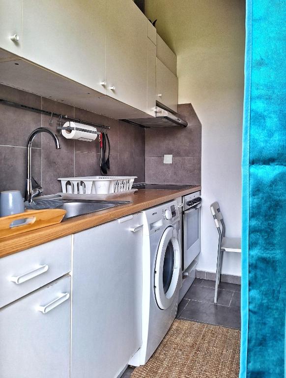 Kuchyň nebo kuchyňský kout v ubytování LeMaMi Seafront Bungalows