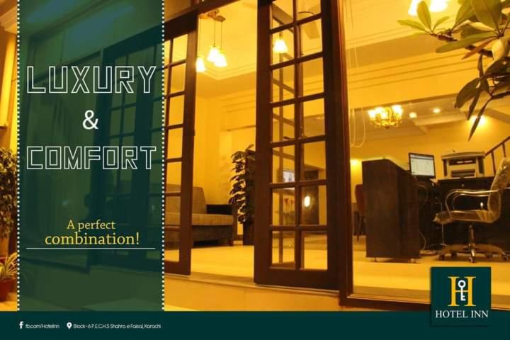 Hotel Inn في كراتشي: وجود لوحة للمكتبة والحجز بباب زجاجي