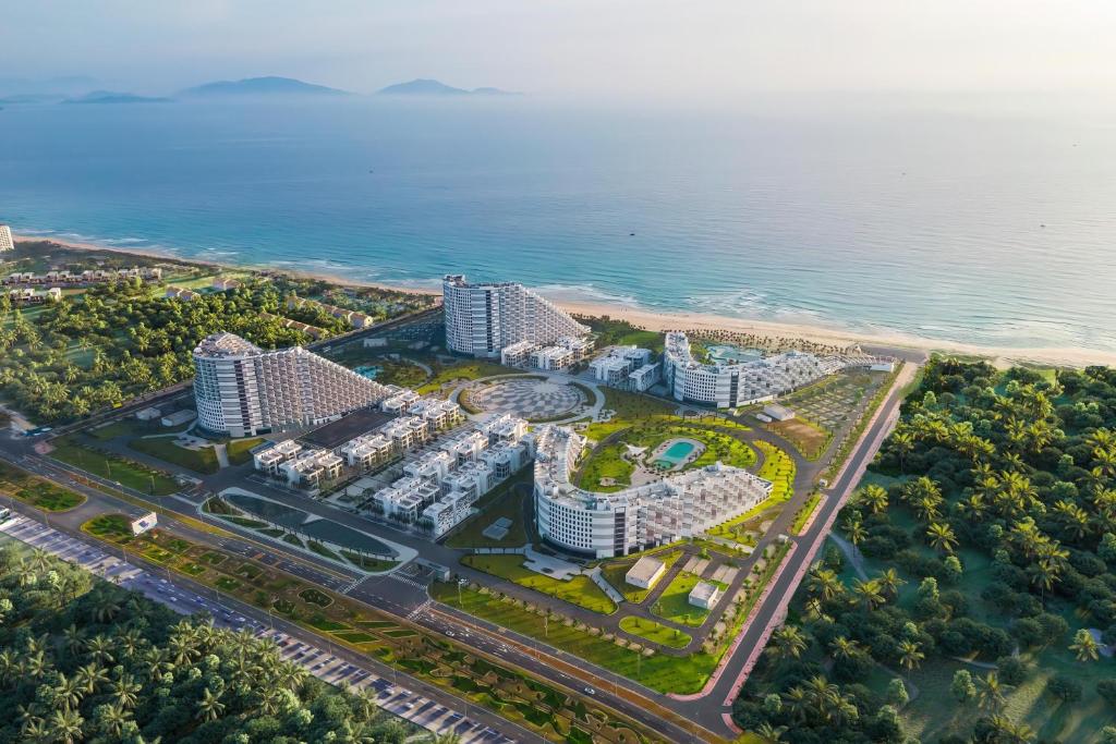 uma vista aérea de um resort perto do oceano em Helo!The Arena em Miếu Ông