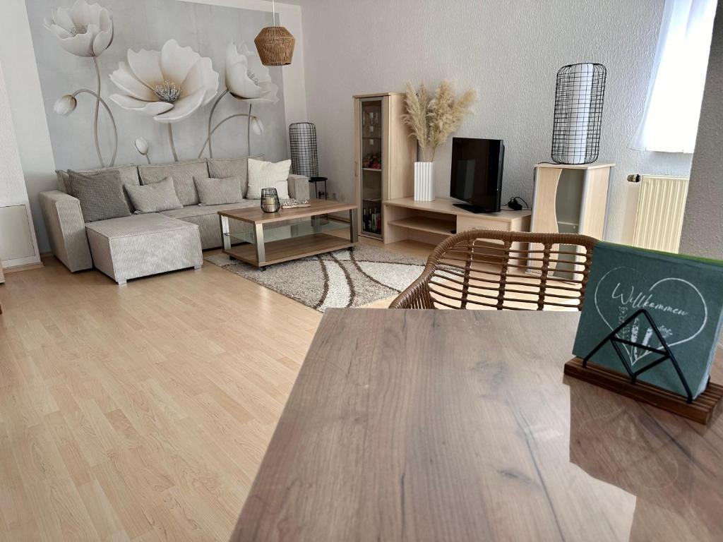 ein Wohnzimmer mit einem Sofa und einem Tisch in der Unterkunft La Pura Vida in Bühlertann