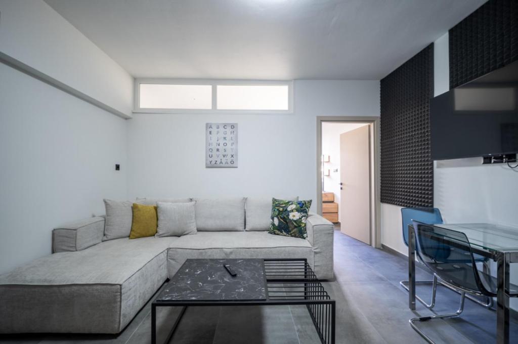 ein Wohnzimmer mit einem Sofa und einem Tisch in der Unterkunft Exclusive ladadika apartment 2 in Thessaloniki