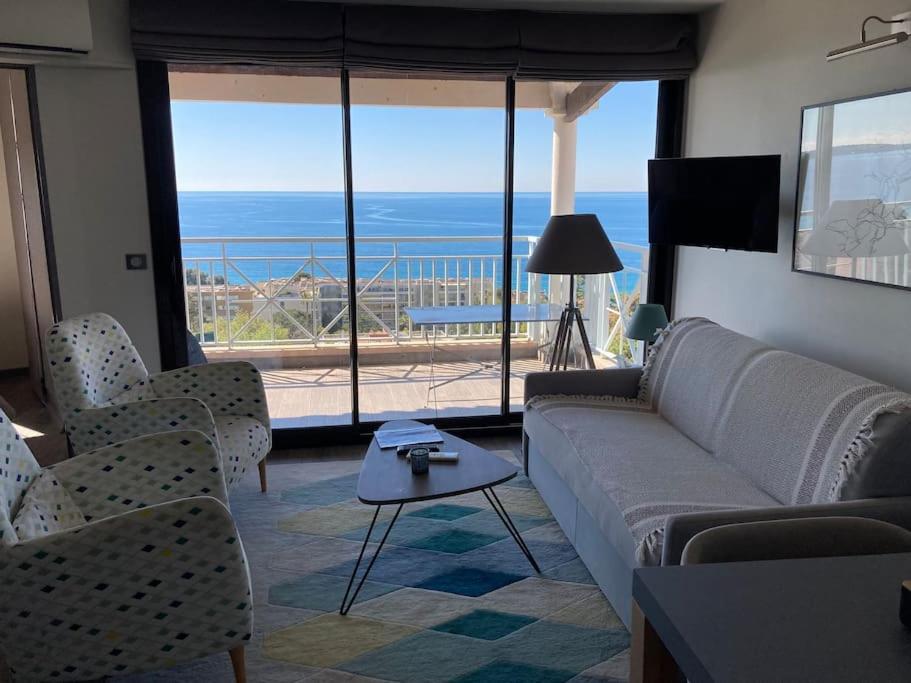 un salon avec un canapé et une vue sur l'océan dans l'établissement Cannes appt 4 pers 6N, à Cannes