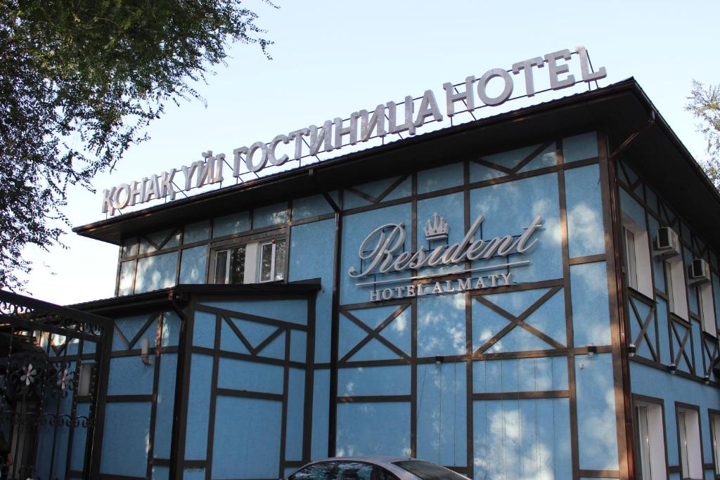 ein Gebäude mit einem Schild darüber in der Unterkunft Resident Hotel Almaty in Almaty