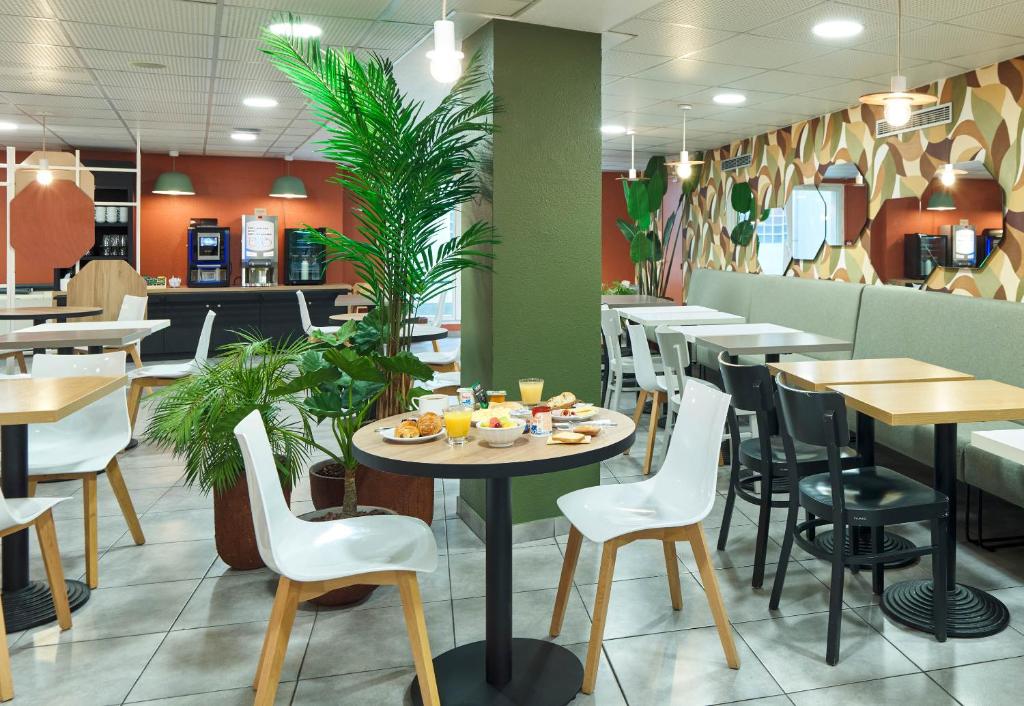 B&B HOTEL Paris Porte de la Villette - Resim 25