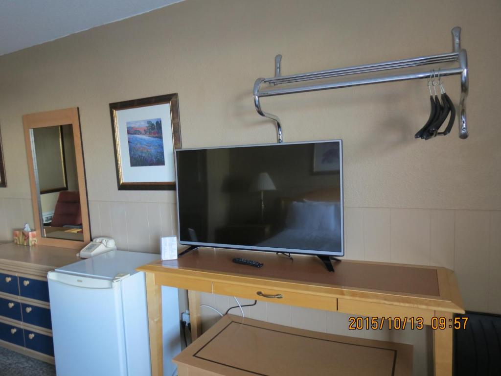 TV a/nebo společenská místnost v ubytování Bulkley Valley Motel