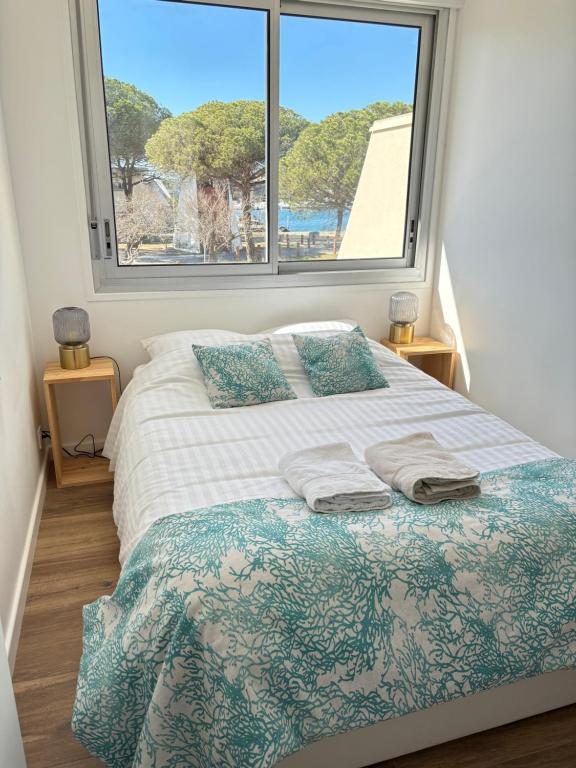 ル・グロー・デュ・ロワにあるMarina appartement sur l’eauのベッドルーム1室(ベッド1台、大きな窓付)