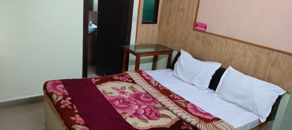 Postel nebo postele na pokoji v ubytování Hotel Shaurya