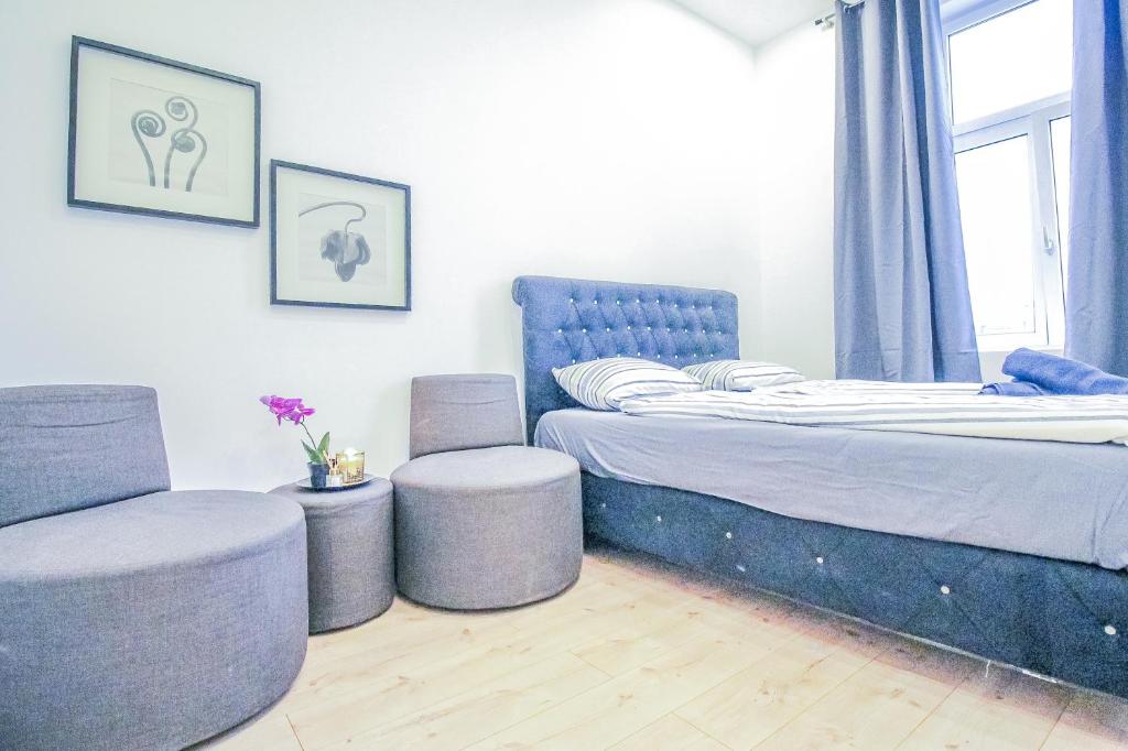 1 dormitorio con 1 cama y 1 silla en Comfortable Accommodations in the Alterlaa Area LV3 en Viena