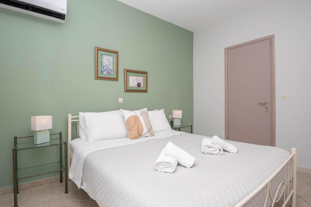 Postel nebo postele na pokoji v ubytování Dora's Apartments