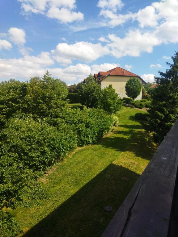Ogród w obiekcie Topolský pivovar, restaurace a penzion