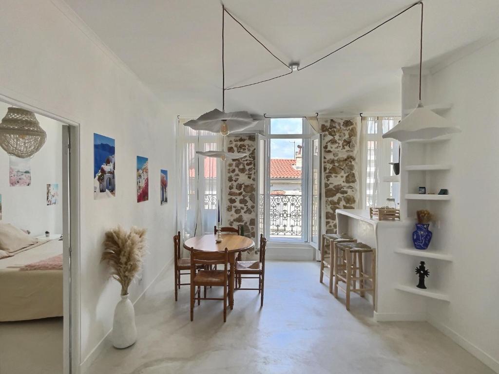 une cuisine et une salle à manger avec une table et des chaises dans l'établissement Appartement type Méditerranéen, à Marseille