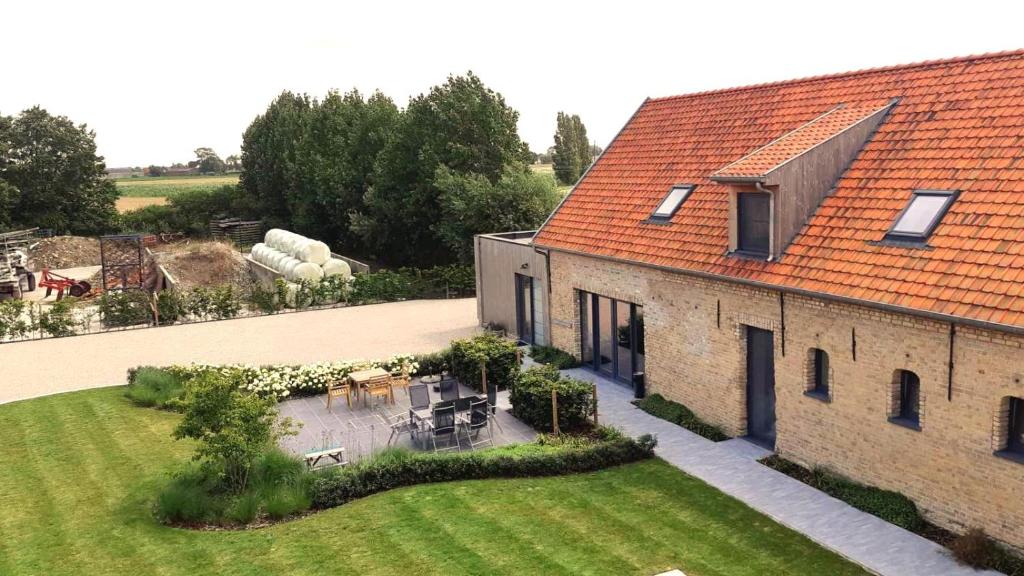 een luchtzicht op een huis met een tuin bij Bibi's Boerderij in Veurne