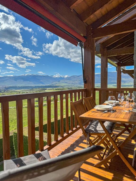 - une table et des chaises sur une terrasse avec vue dans l'établissement El Balcó de Nahuja, à Nahuja