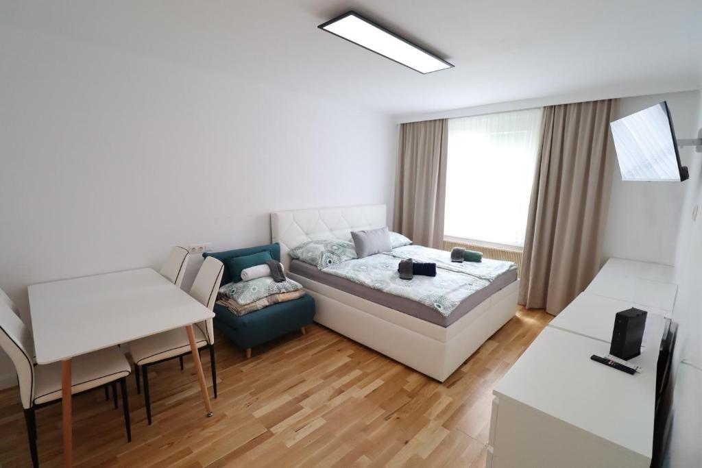 um quarto com uma cama, um sofá e uma mesa em Exclusive serviced flat on Taborstraße em Viena