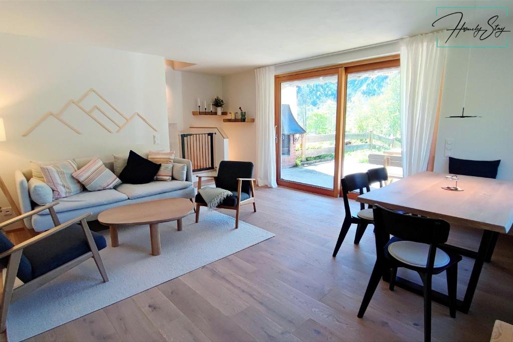 sala de estar con sofá y mesa en Homely Stay Velosoph Quartier en Bayrischzell