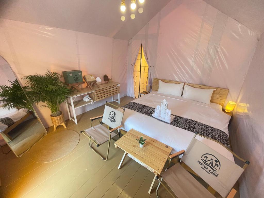 ein Schlafzimmer mit einem Bett in einem Zelt in der Unterkunft sepsuk camp kohlarn in Ko Larn