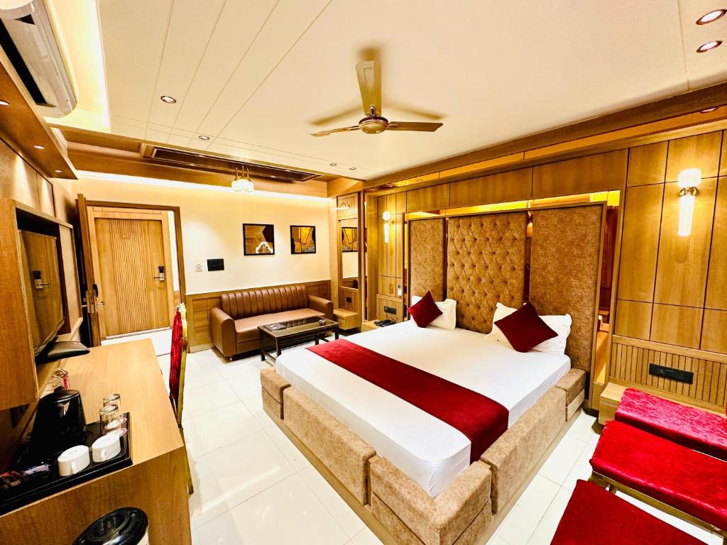 una camera d'albergo con un letto e un divano di Hotel Safari a Jaipur