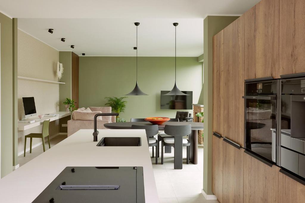een keuken en een woonkamer met een tafel en stoelen bij Homefy Luxury Bungalow - 5 Pax - 2 Bath - Garage in Ratingen