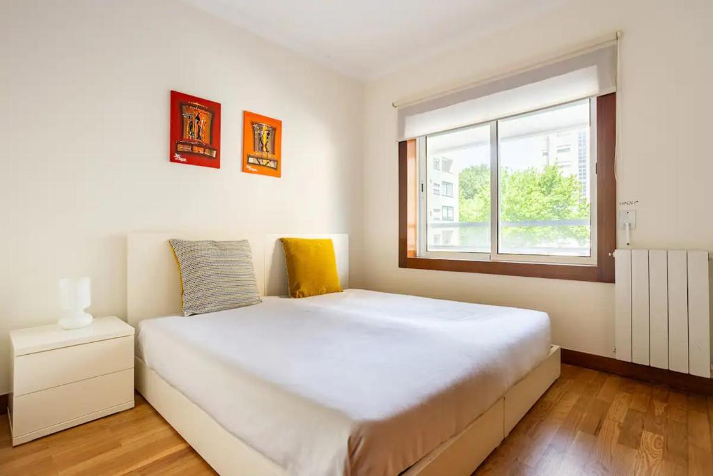 ポルトにあるHome Music Apartmentsのベッドルーム(大きな白いベッド1台、窓付)