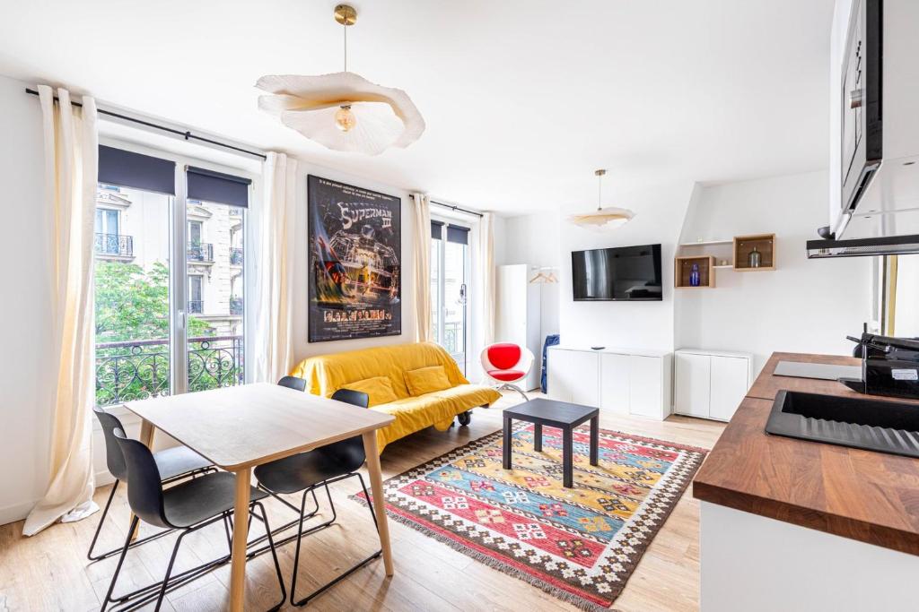 un salon avec un canapé jaune et une table dans l'établissement GuestReady - Cosy Nest near Place de la Bastille, à Paris