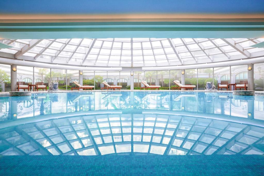 上海的住宿－上海萬豪虹橋大酒店，大楼内带桌椅的游泳池