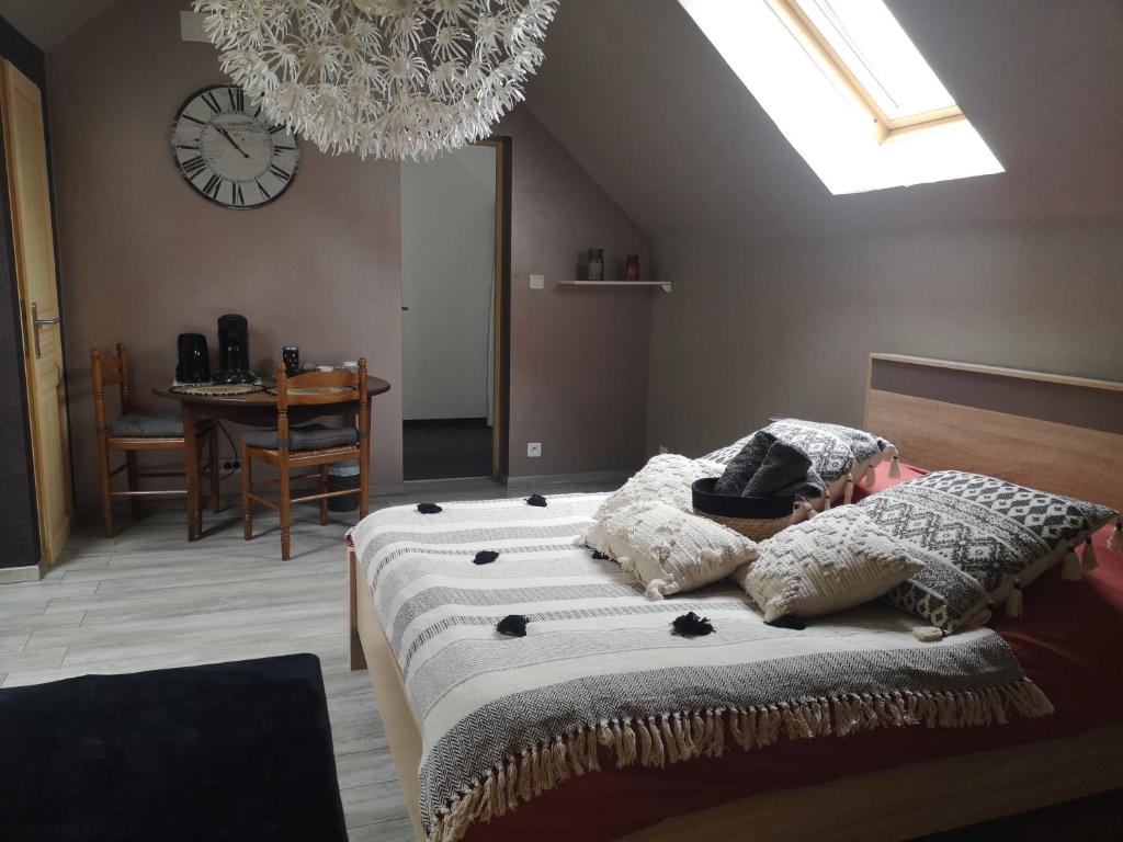 a bedroom with a bed with a clock on the wall at Agréable chambre privée avec entrée indépendante in Langeais